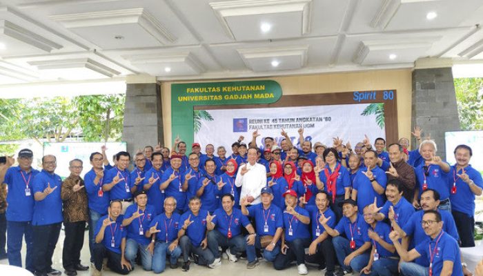 Tak Pakai Seragam, Jokowi Tampil Beda Dari Peserta Reuni UGM Lainnya