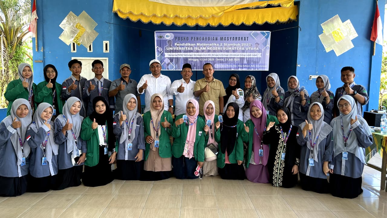 Mahasiswa UINSU peserta KKN dan aparatur Desa Silau Dunia foto bersama di sela kegiatan. (Foto: Dok/ Ist)