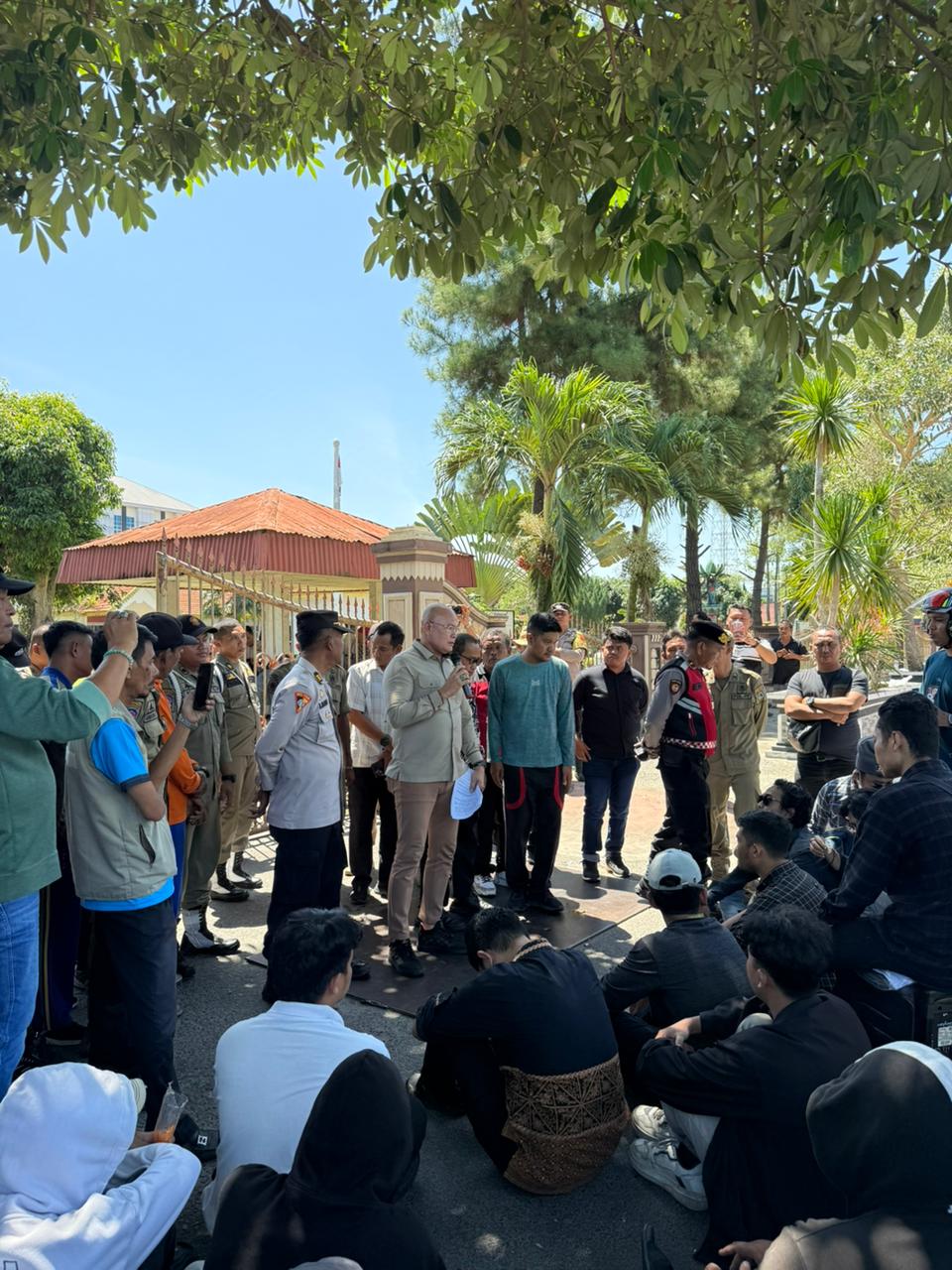 Sejumlah mahasiswa geruduk kantor walikota, Sabtu (19/7/2025).(Foto:Dok/ Ist)