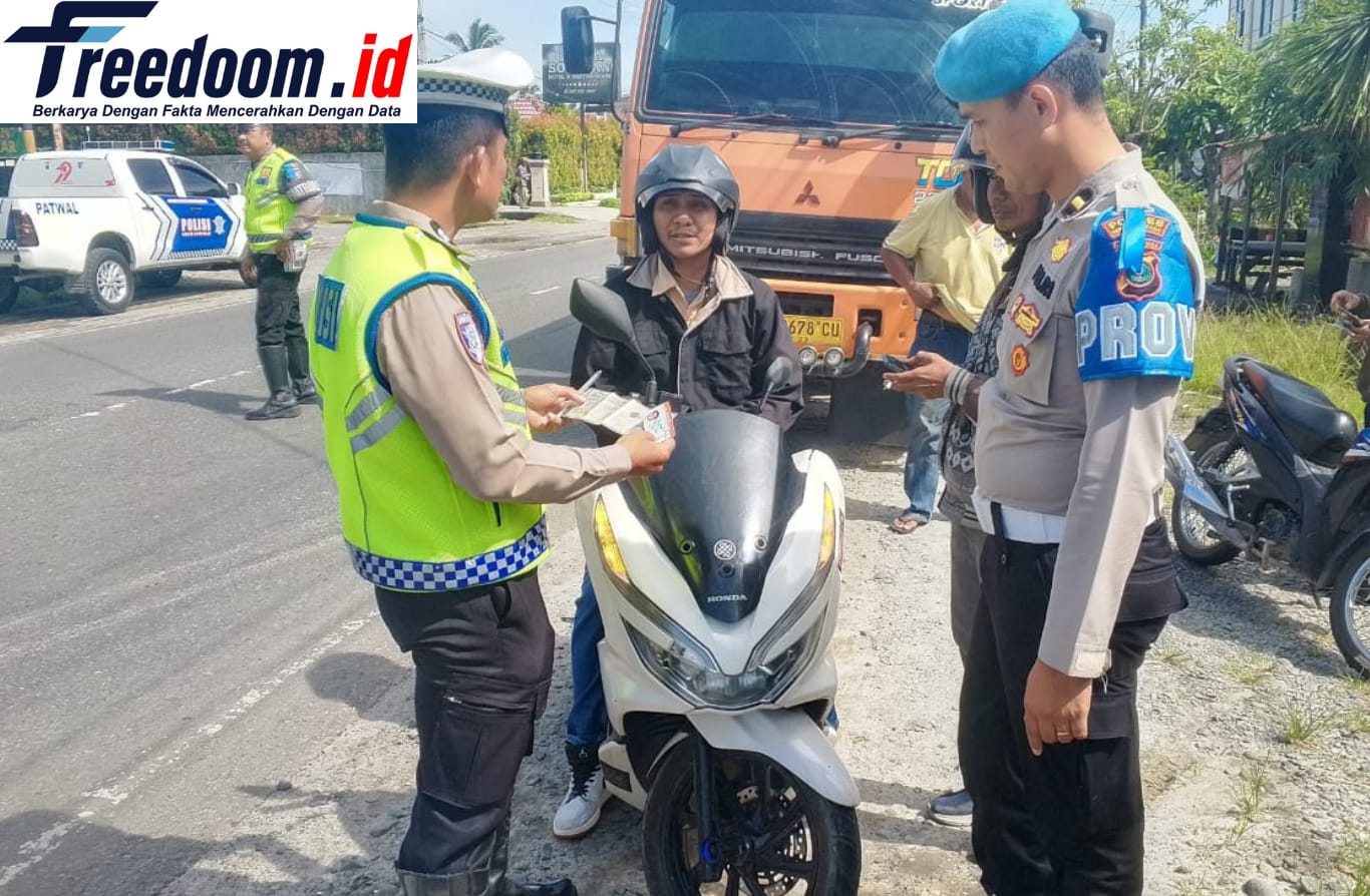 Personel Satlantas Polres Sergai menindak pengendara yang melanggar lalu lintas, Sabtu (19/7/2025).(Foto: Dok/ Satlantas Polres Sergai).