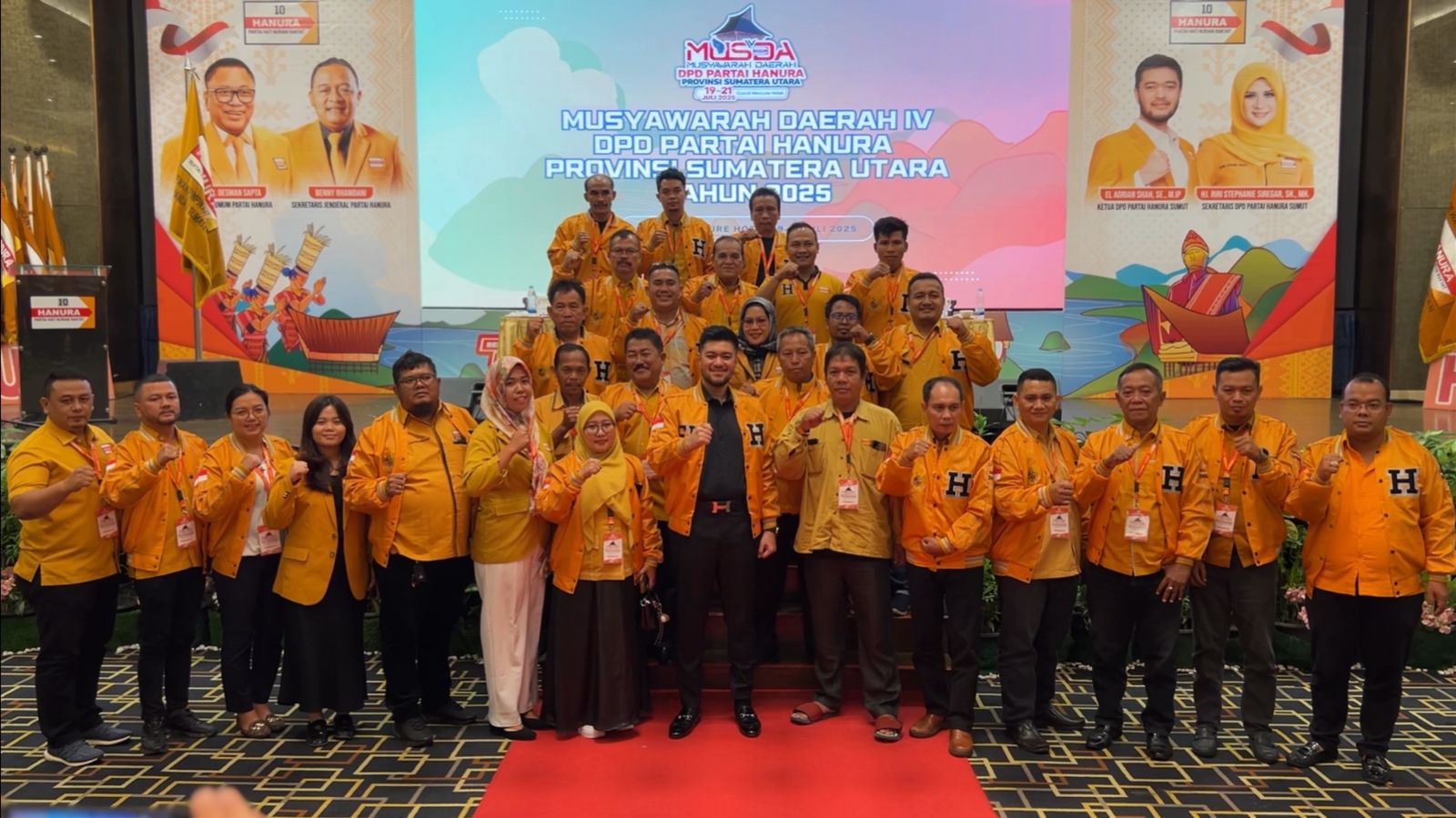 El Adrian Shah, foto bersama dengan jajaran pengurus Partai Hanura usai pelaksanaa Musda di hotel Grand Mercure (Foto: Dok/ Hanura)