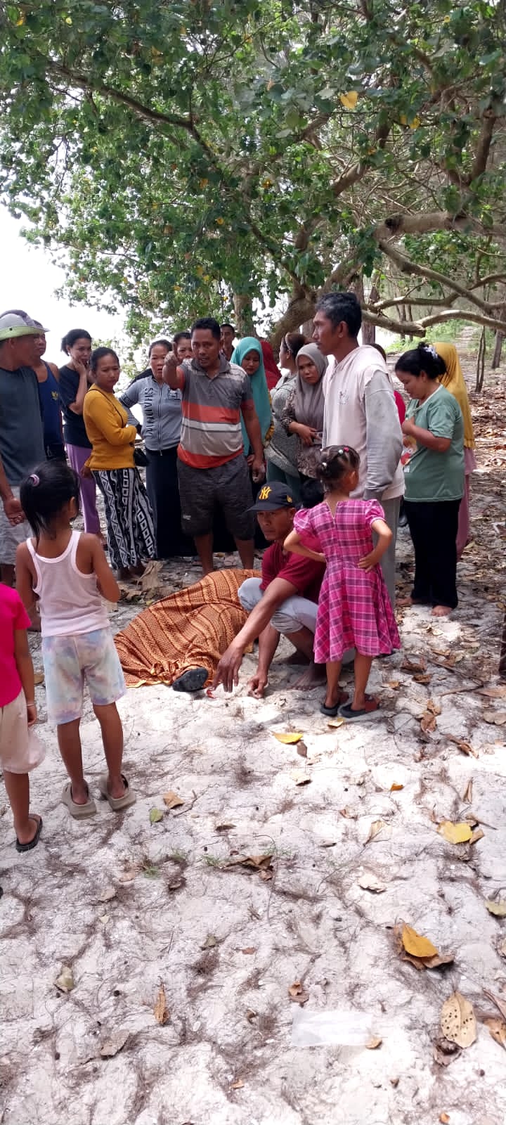 Foto: EVAKUASI: Polisi dibantu warga mengevakuasi jenazah perempuan yang ditemukan meninggal dunia di tepi pantai Sentang Kecamatan Telukmengkudu, Kamis (24/7/2025).(Foto: Dok/ Polres Sergai)