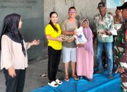 Pengusaha Kilang Padi Harapan Tani Bagikan Sembako Kepada Lansia di Desa Sentang