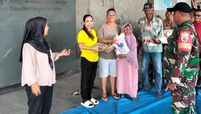 Pengusaha Kilang Padi Harapan Tani Bagikan Sembako Kepada Lansia di Desa Sentang