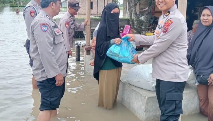Polres Sergai Bantu Warga Terdampak Banjir di Desa Pekan, Tanjung Beringin