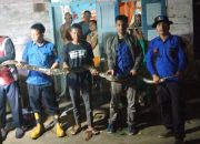 Damkar Sergai Evakuasi Ular Piton 4,5 Meter Dari Rumah Warga Saat Hujan Deras