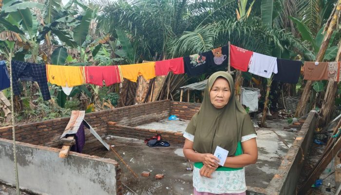 Sedikit Rezeki, Banyak Arti: Arkamedia Bantu Ibu Tangguh Korban Angin Kencang di Bogak Besar