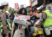 Satlantas Polres Sergai Sosialisasi Keselamatan dan Bagikan Bansos Kepada Pengendara