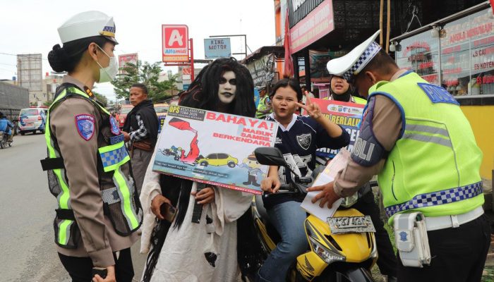 Satlantas Polres Sergai Sosialisasi Keselamatan dan Bagikan Bansos Kepada Pengendara