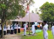 Upacara Hari Guru di SMP Yapendak Tetap Khidmat Meski Diguyur Hujan Rintik