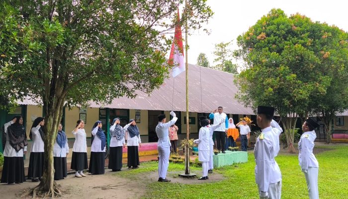 Upacara Hari Guru di SMP Yapendak Tetap Khidmat Meski Diguyur Hujan Rintik