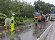 Angkot Terbalik dan Pohon Tumbang di Jalinsum, Satlantas Polres Sergai Gerak Cepat Evakuasi dan Atasi Kemacetan