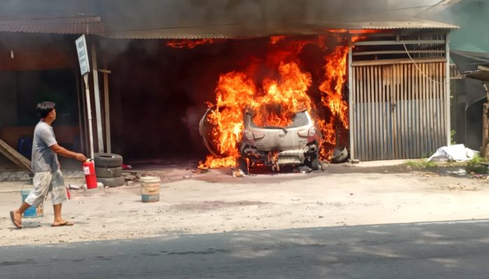 Satu Unit Mobil Ayla Ludes Terbakar di Seirampah