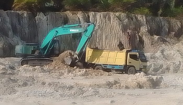 Diduga Ilegal, Aktivitas Galian C Tanah Urug di Desa Naga Kesiangan Resahkan Warga