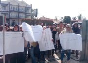 Karyawan MBG Seirampah Kiri Gelar Aksi Tuntut Operasional Dapur Dibuka Kembali