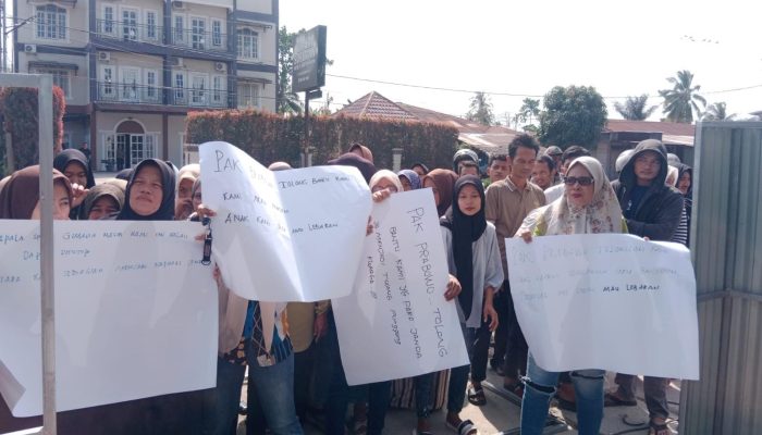Karyawan MBG Seirampah Kiri Gelar Aksi Tuntut Operasional Dapur Dibuka Kembali