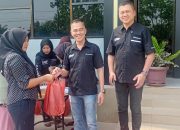 PT Surya Jaya Agung Bagikan Sirup Sambut Idulfitri kepada Warga Seibuluh