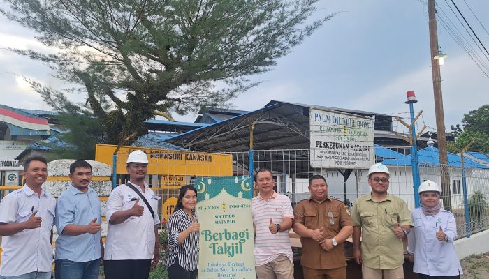 PT Socfindo Matapao Bagikan Takjil kepada Pengguna Jalan