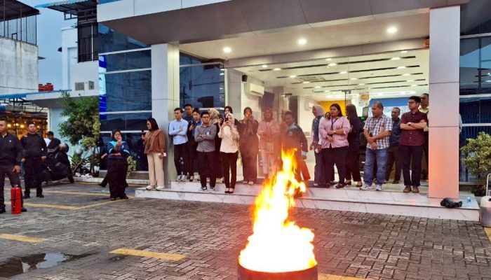 BRI BO Kisaran Gandeng Damkar Asahan Gelar Simulasi Tanggap Darurat Kebakaran