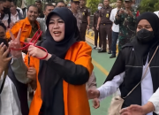 Roy Suryo dan Dr Tifa Kumandangkan Takbir dan Hasbunallah Saat Tiba di Kejari Jaksel