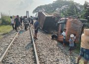 Dump Truk Tertabrak KA Putri Deli di Perlintasan Tanpa Plang Perbaungan, Sopir Tewas